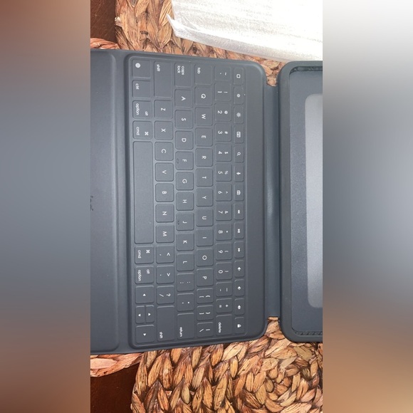 Logitech Rugged Folio Keyboard Case for Apple iPad 7th & 8th Generation - Picture 8 of 13